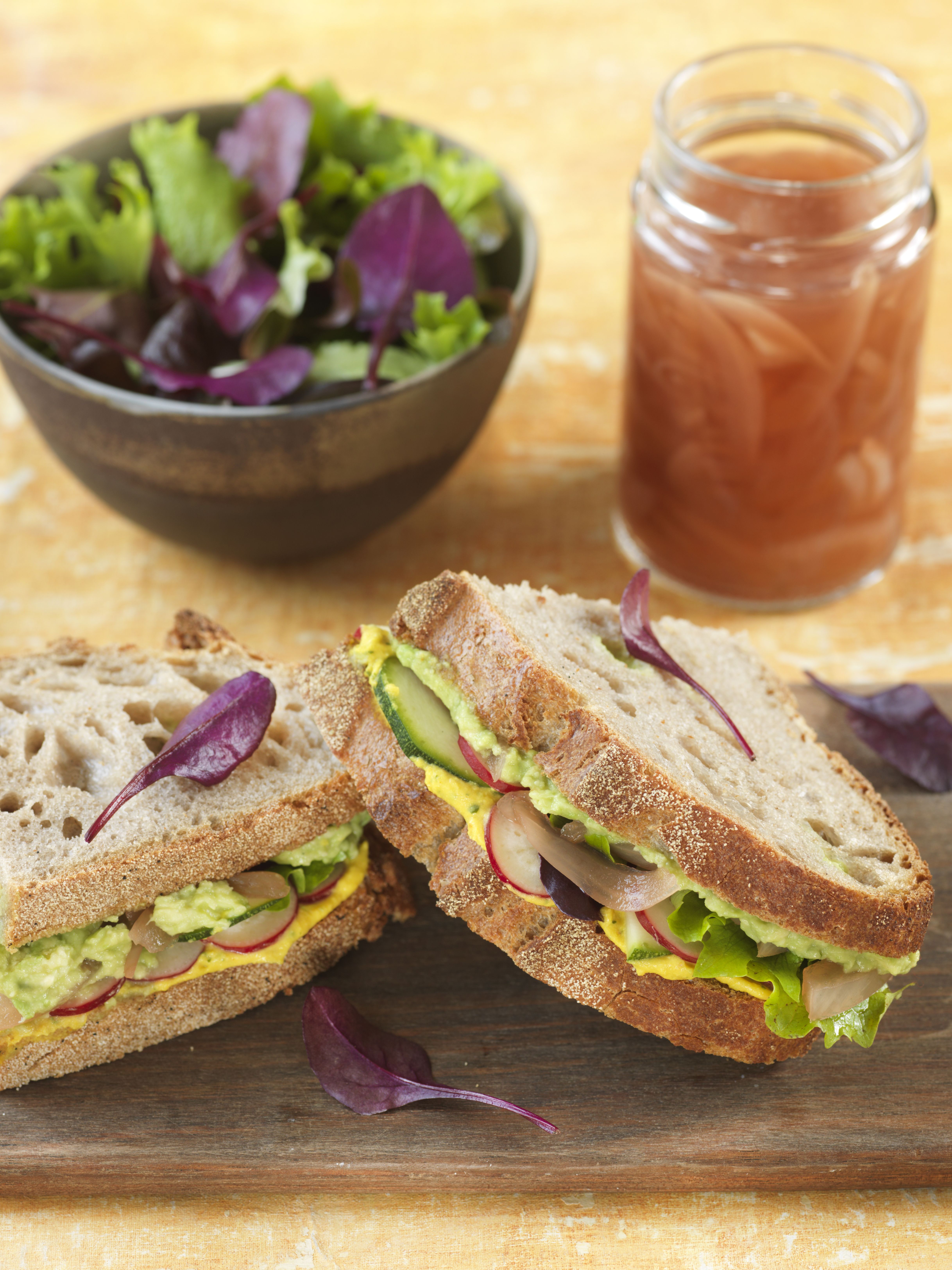 Sandwichs arc-en-ciel (houmous, avocat, courgette et radis) Sandwichs arc-en-ciel (houmous, avocat, courgette et radis)