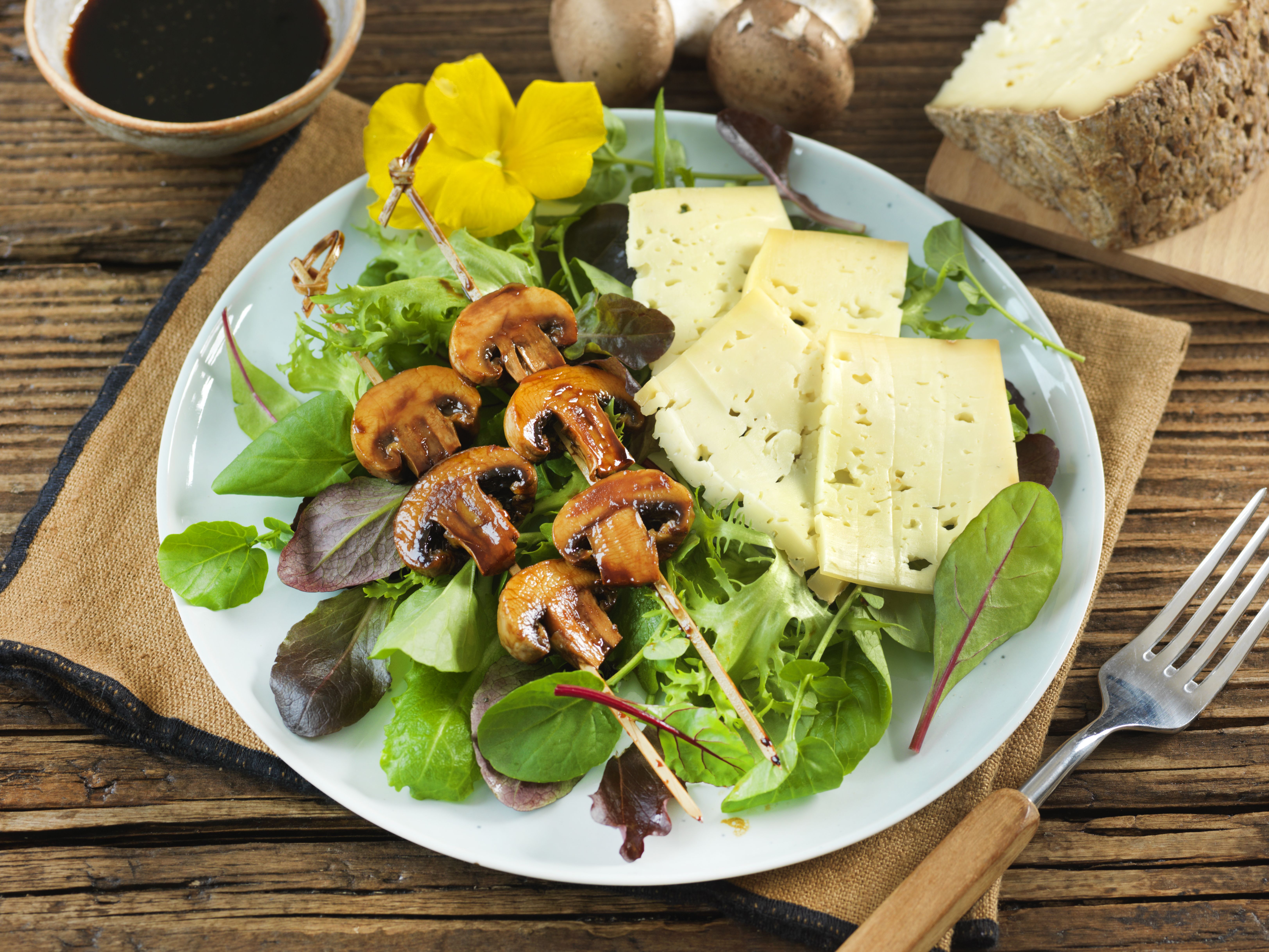 Salade de jeunes pousses à la Tomme de brebis Lou Rajal et brochettes de champignons teriyaki Salade de jeunes pousses à la Tomme de brebis Lou Rajal et brochettes de champignons teriyaki