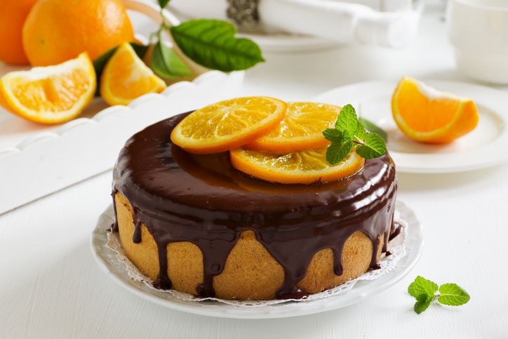 Gâteau aux pépites de chocolat et à l'orange, glacage chocolat noir