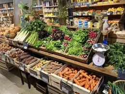 353-biocoop-chambonas-les-ptits-loubio-magasin-bio-salade-poireau-radis-carotte-legume-saison-1.webp